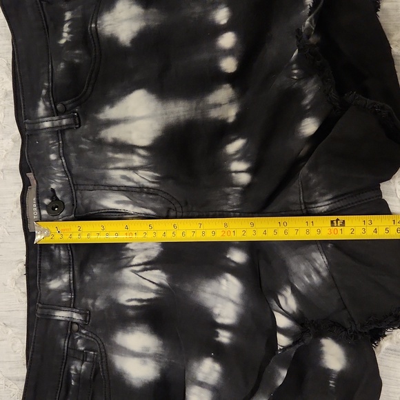 Black and white tie dye Torrid jean shorts size 18! Excellent condition! - Picture 10 of 13
